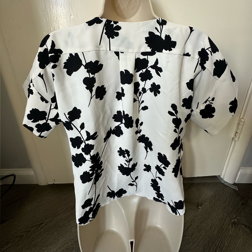 Ann Taylor Black and White Floral Split-Neck Blouse - Picture 3 of 8